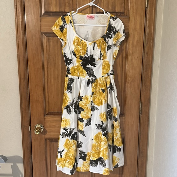 Pinup couture white and yellow/black flower dress size Medium. - Picture 4 of 7
